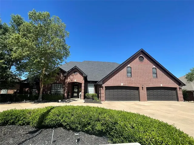 Photo 2 — 2210 Lakewood Drive, Chickasha, OK 73018