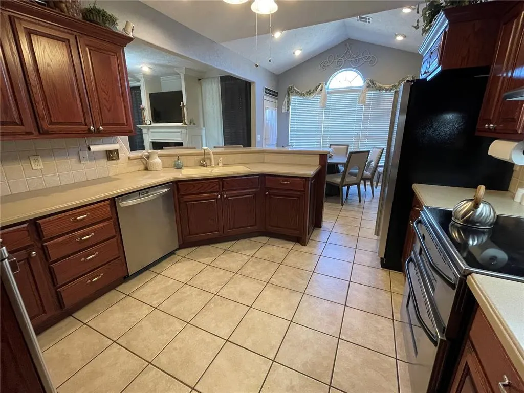 Photo 16 — 2210 Lakewood Drive, Chickasha, OK 73018