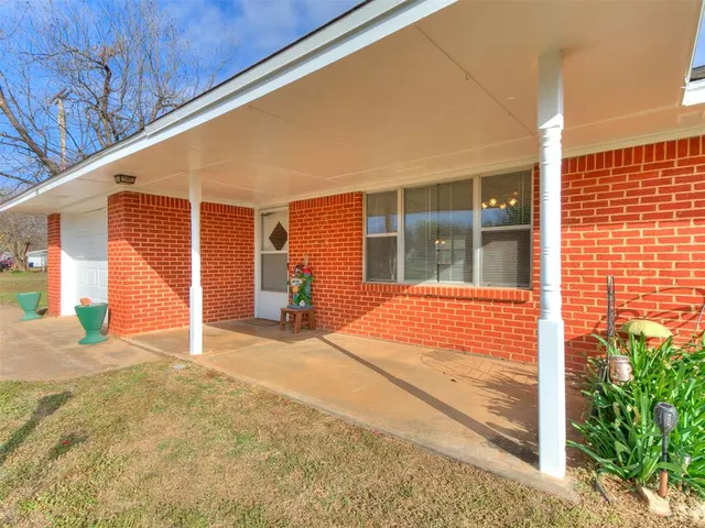 Front exterior — 328 E Van Buren Street, Crescent, OK 73028