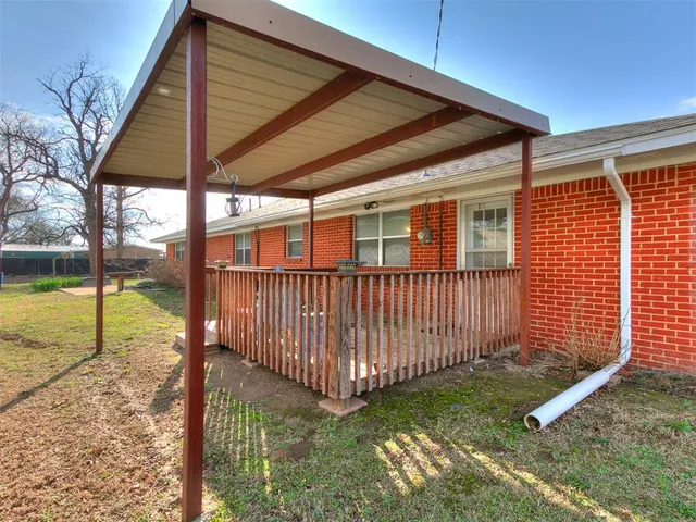 Photo 2 — 328 E Van Buren Street, Crescent, OK 73028