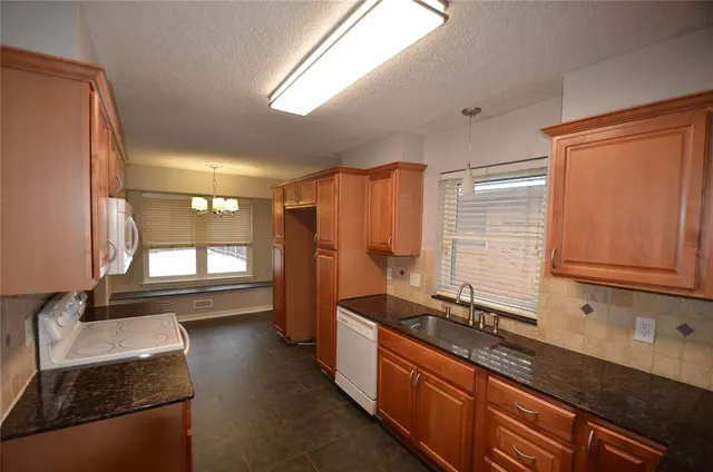 Photo 8 — 1212 Val Genes Road, Edmond, OK 73003