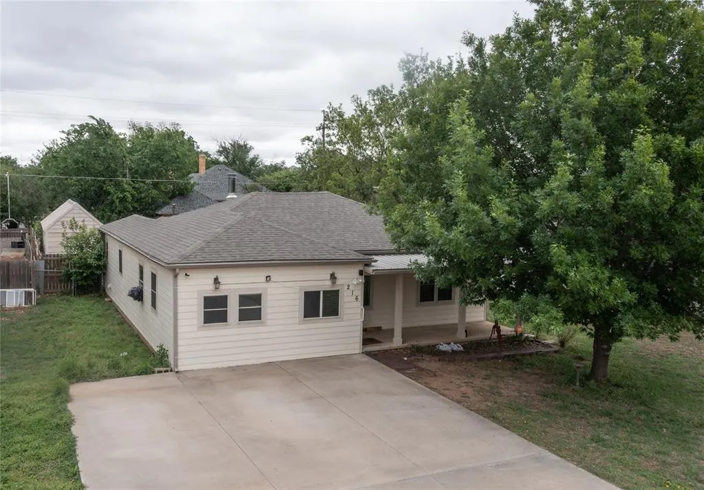 Photo 2 — 216 N Hitchcock Street, Hobart, OK 73651
