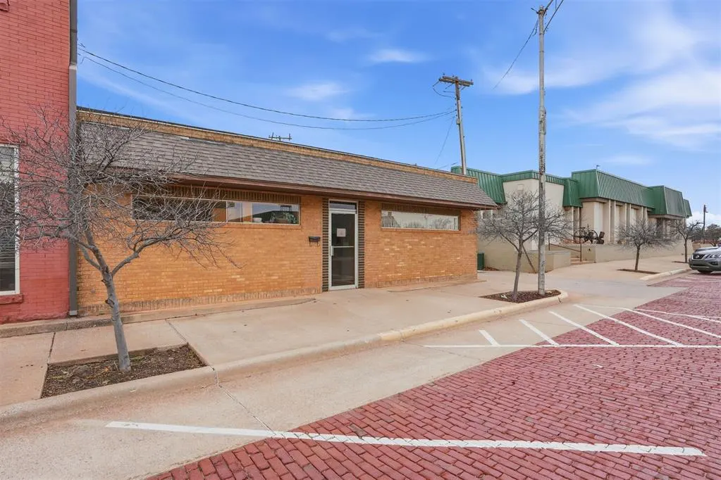 Photo 2 — 115 N Jefferson Avenue, Elk City, OK 73644
