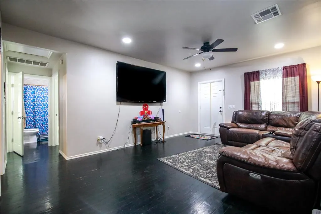 Photo 7 — 216 SE 40th Street, Oklahoma City, OK 73129