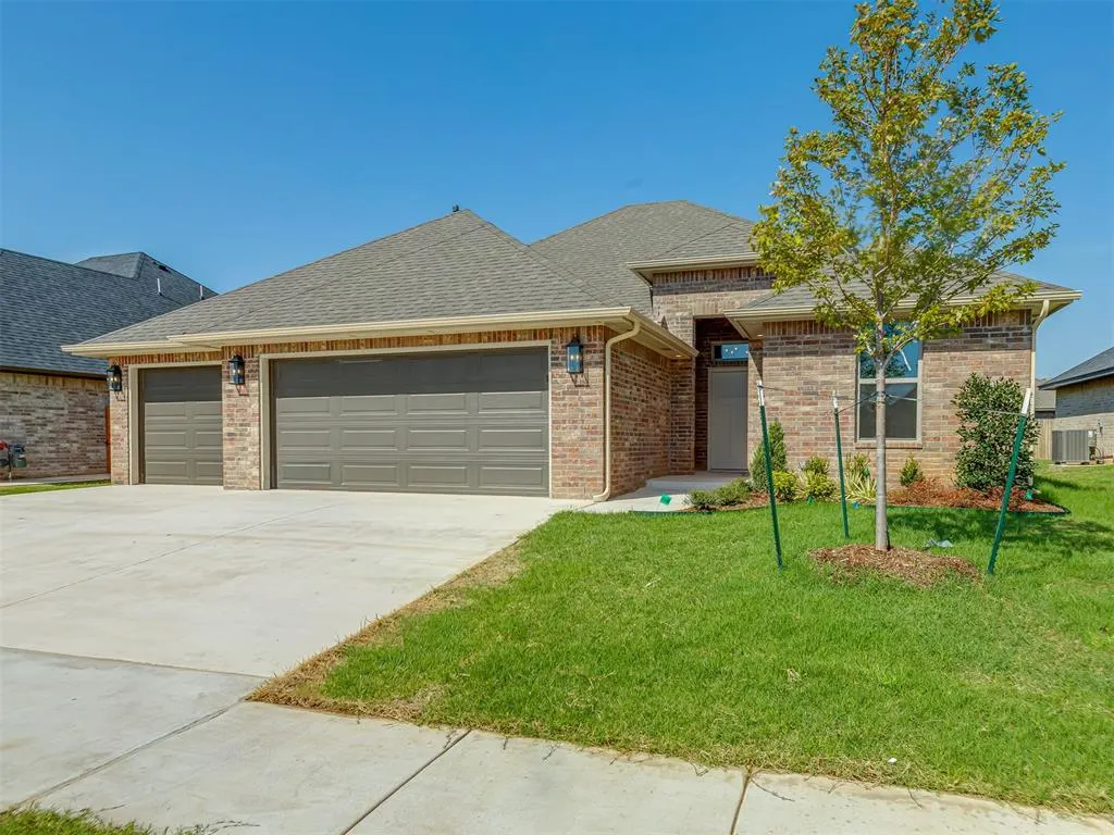 Front exterior — 5013 Vine Cliff Road, Mustang, OK 73064