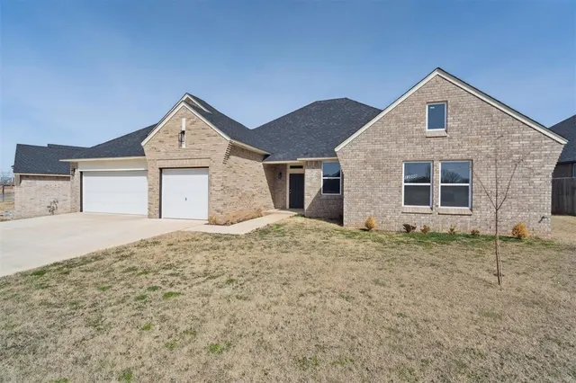 Photo 2 — 13500 Carlisle Crossing Drive, Yukon, OK 73099