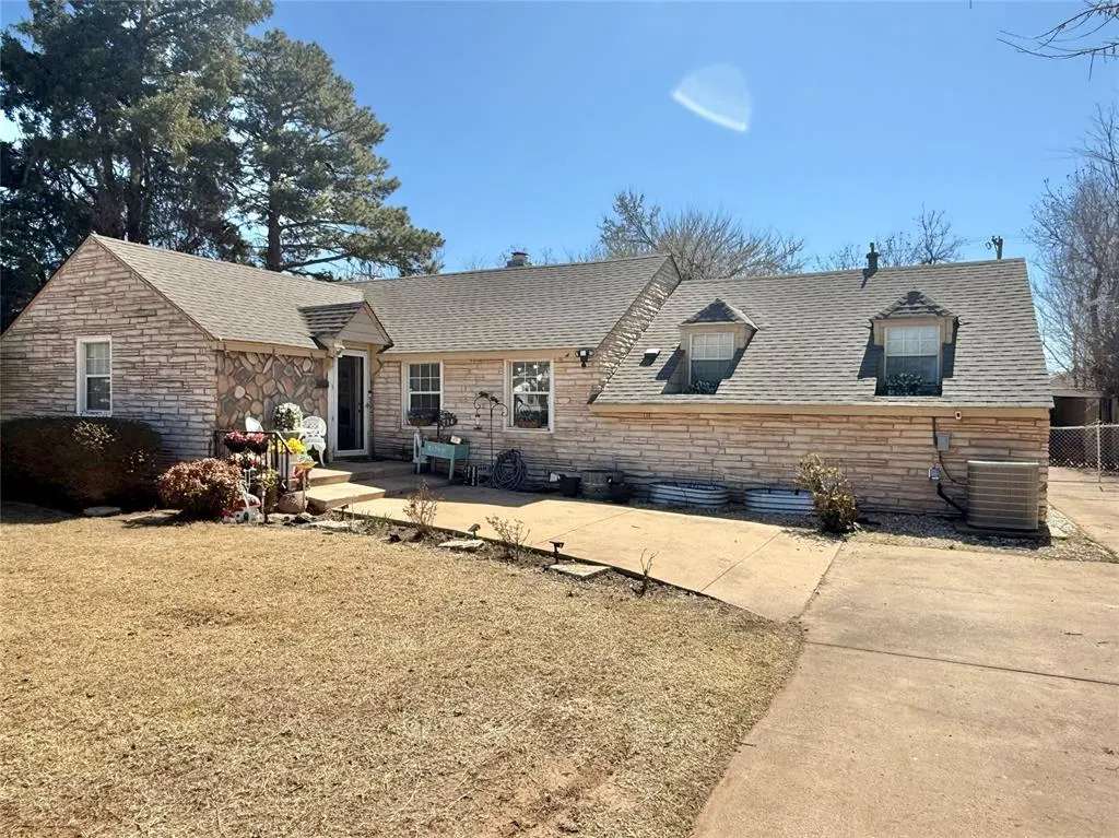 Photo 2 — 714 E Cypress Street, Altus, OK 73521