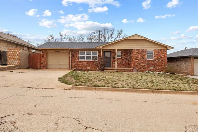Front exterior — 933 W Daniel Street, Weatherford, OK 73096