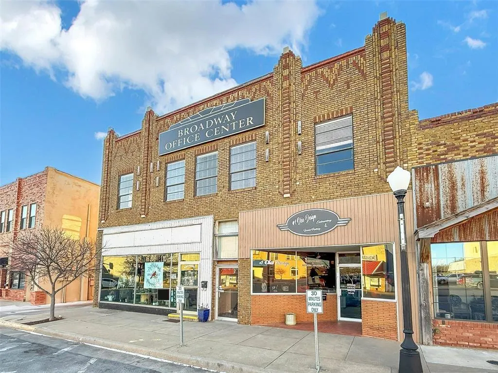 Front exterior — 114 W Broadway Avenue, Elk City, OK 73644