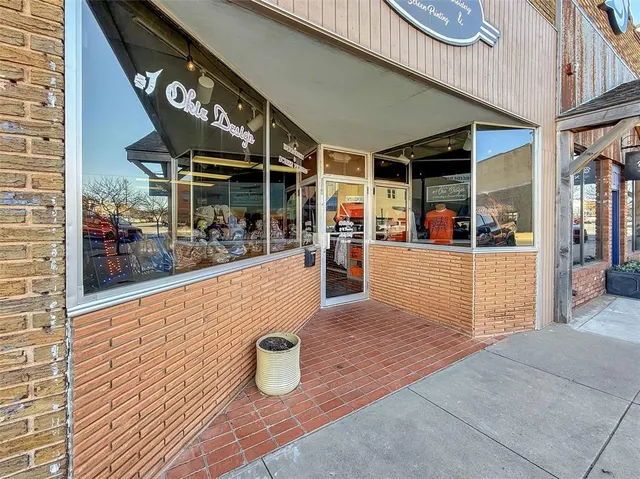 Photo 5 — 114 W Broadway Avenue, Elk City, OK 73644