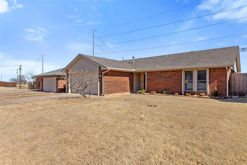 Photo 2 — 8232 Wilshire Ridge Road, Oklahoma City, OK 73132
