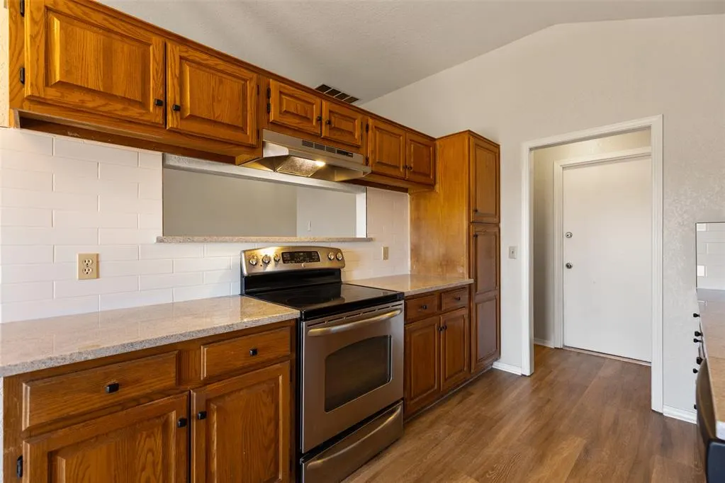 Photo 9 — 8232 Wilshire Ridge Road, Oklahoma City, OK 73132