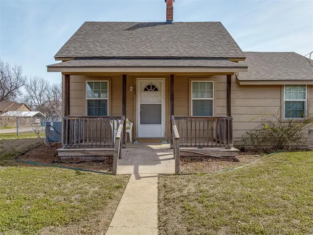 Front exterior — 324 N Oak Street, Crescent, OK 73028