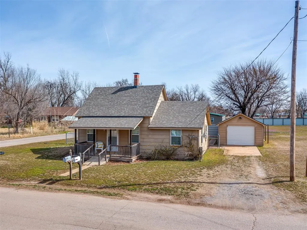 Photo 2 — 324 N Oak Street, Crescent, OK 73028