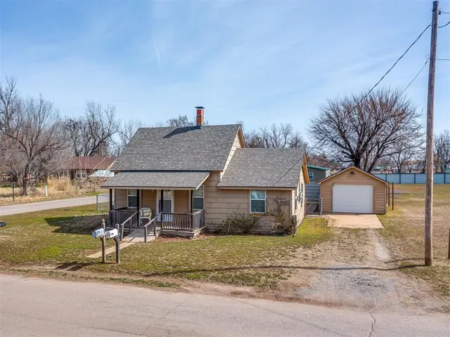 Photo 2 — 324 N Oak Street, Crescent, OK 73028