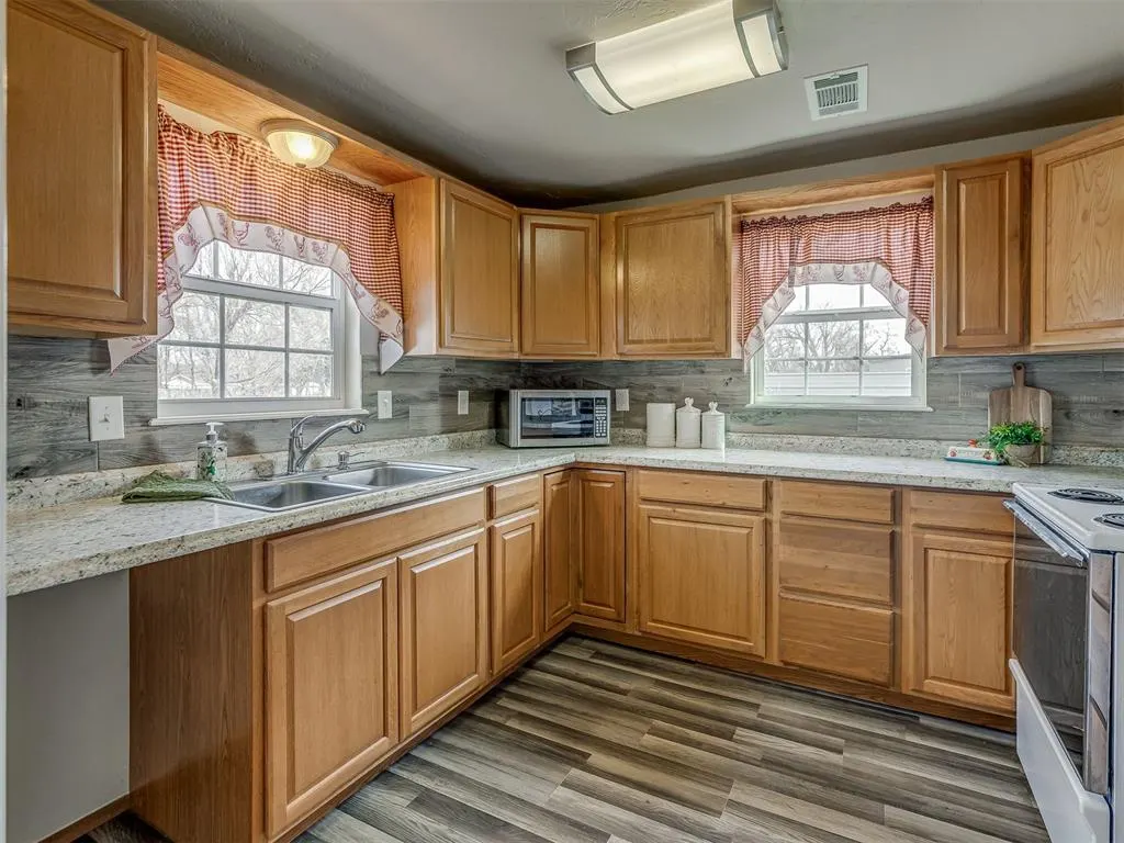 Photo 9 — 324 N Oak Street, Crescent, OK 73028