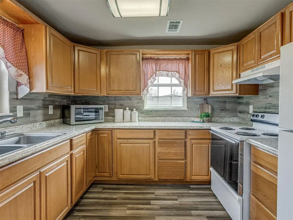 Photo 10 — 324 N Oak Street, Crescent, OK 73028