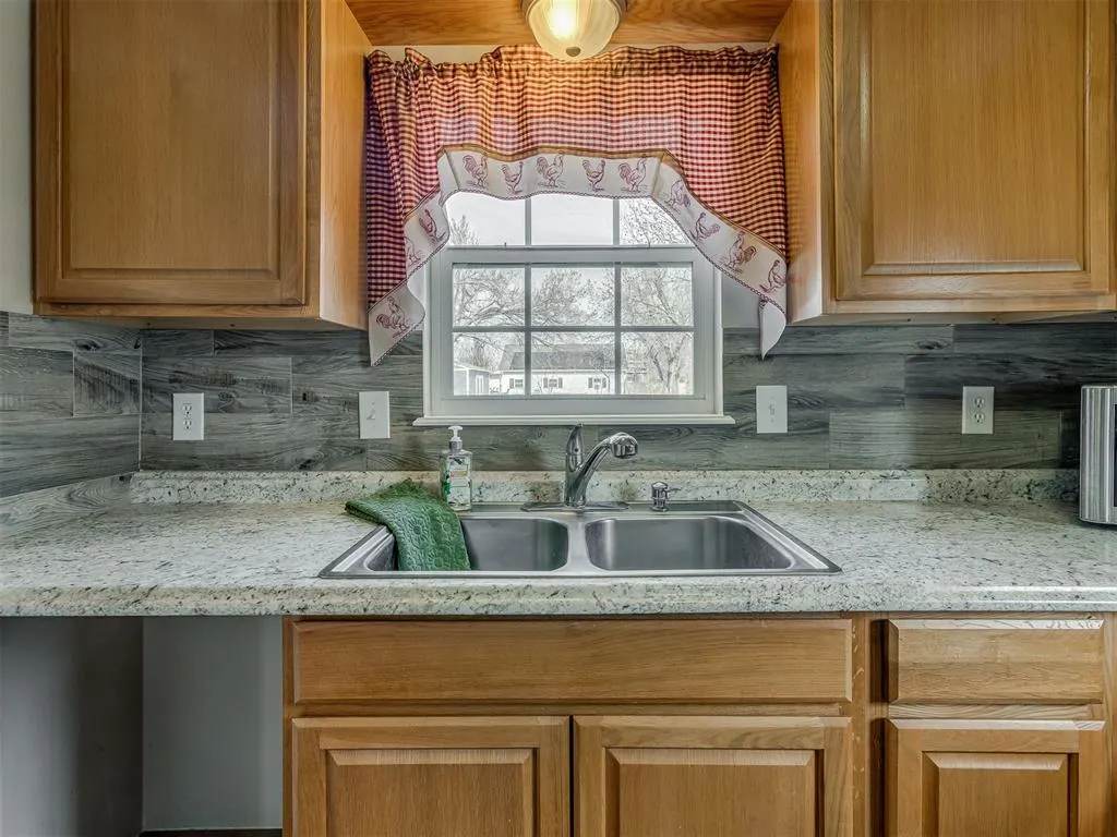 Photo 12 — 324 N Oak Street, Crescent, OK 73028