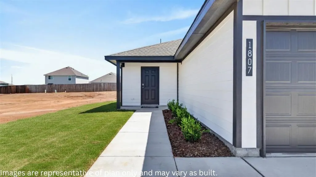 Photo 2 — 1906 Redbud Way, El Reno, OK 73036