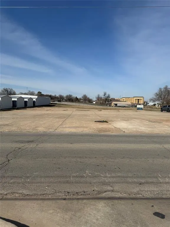 Front exterior — 408 W Country Club Road, Chickasha, OK 73018