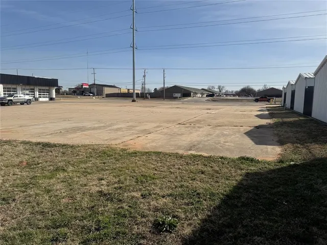 Photo 2 — 408 W Country Club Road, Chickasha, OK 73018