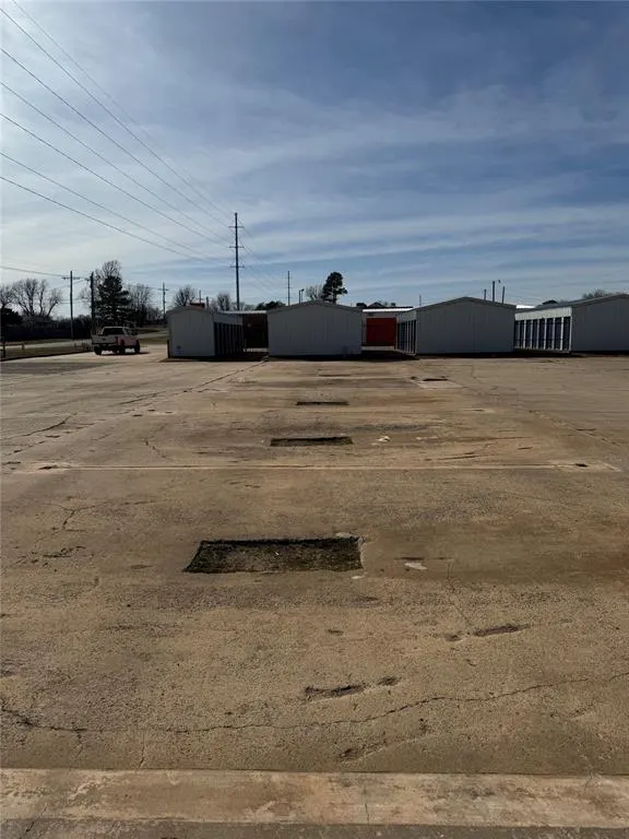 Photo 3 — 408 W Country Club Road, Chickasha, OK 73018