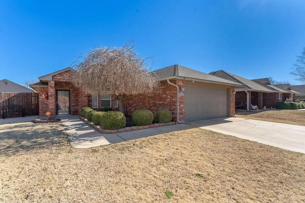 Front exterior — 211 Granite Wash Street, Clinton, OK 73601