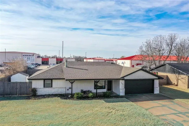 Photo 2 — 1404 Plains Avenue, Weatherford, OK 73096