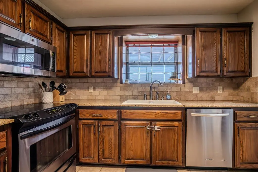 Photo 10 — 1404 Plains Avenue, Weatherford, OK 73096
