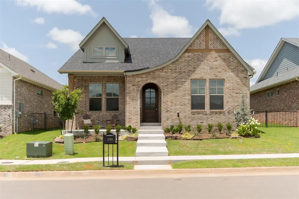 Front exterior — 1725 Parkwood Avenue, Edmond, OK 73034