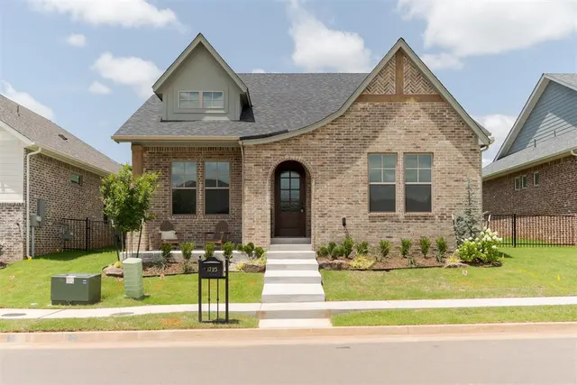 Front exterior — 1725 Parkwood Avenue, Edmond, OK 73034