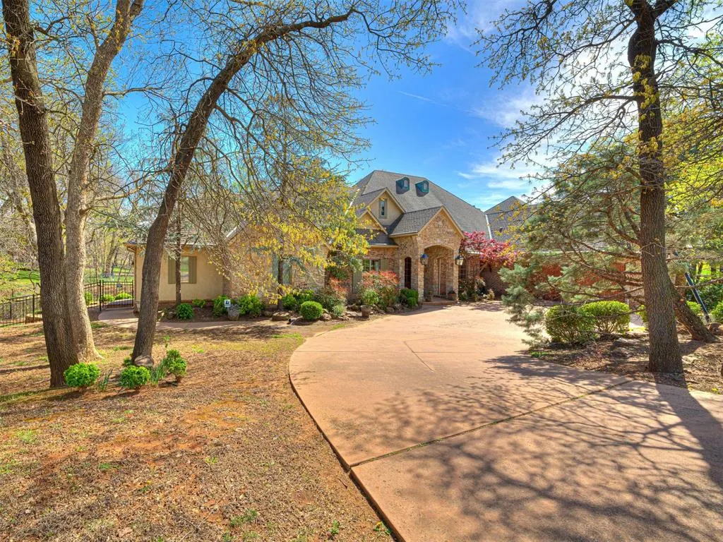 Front exterior — 400 Autumnwood Court, Edmond, OK 73003