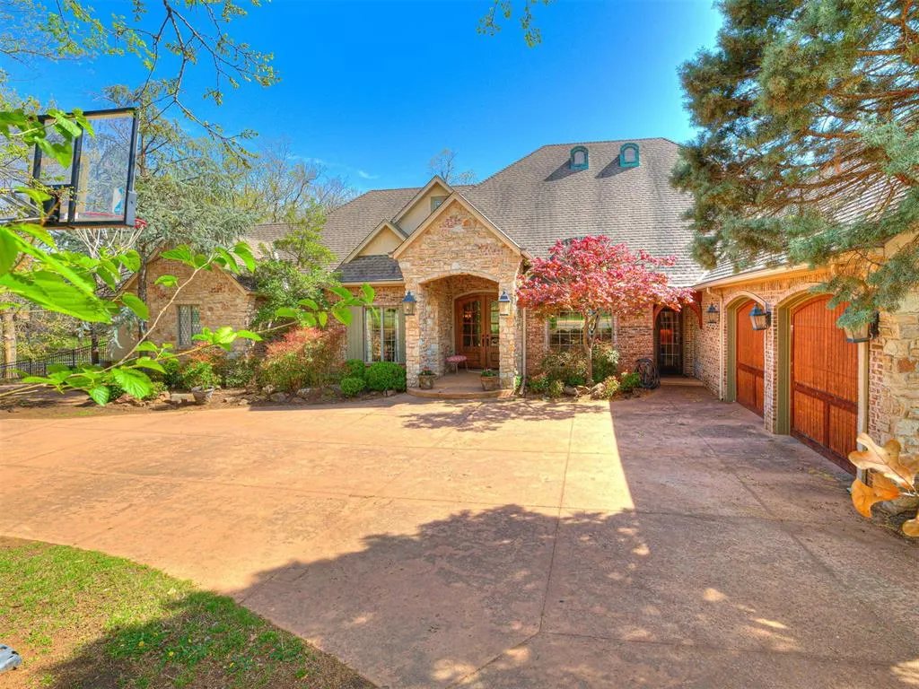Photo 2 — 400 Autumnwood Court, Edmond, OK 73003