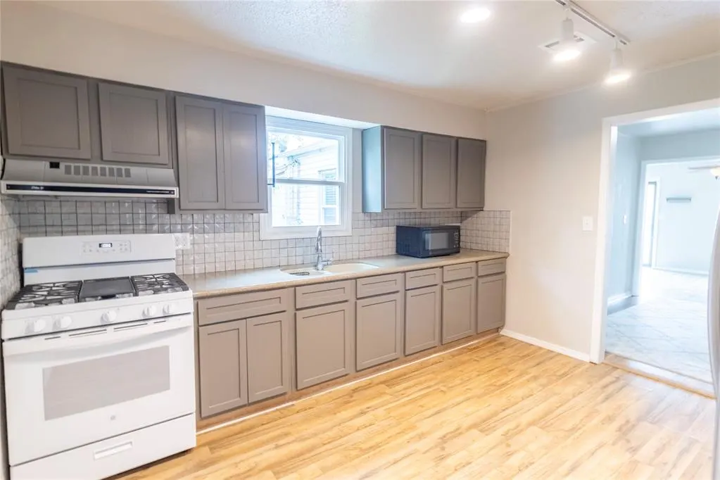Photo 7 — 217 E Douglas Drive, Midwest City, OK 73110