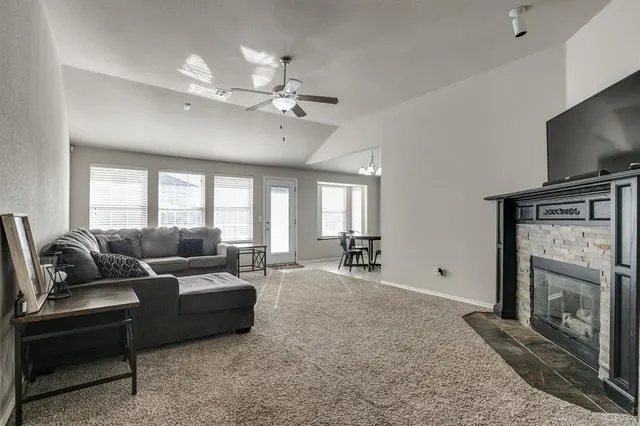 Photo 5 — 601 SW 38th Place, Moore, OK 73160