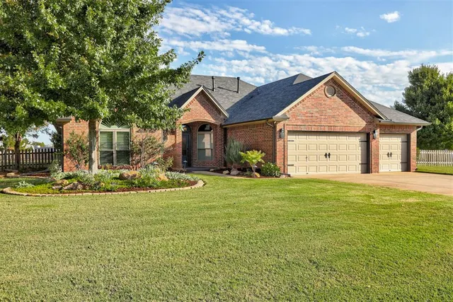 Photo 3 — 2021 Raineys Boulevard, Edmond, OK 73025