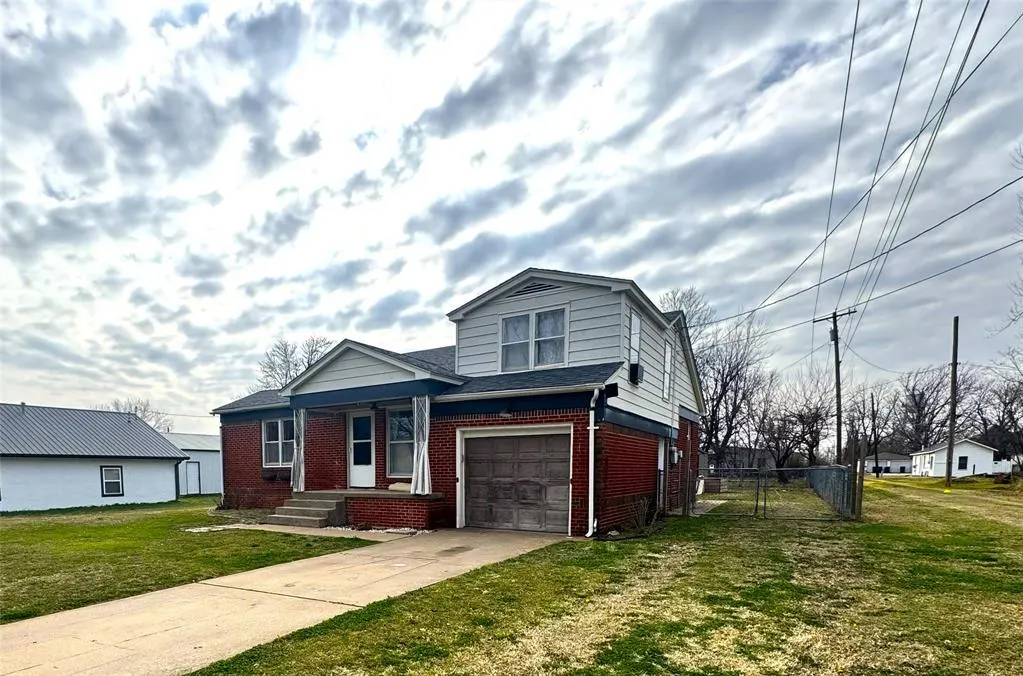 Front exterior — 110 N Cedar Avenue, Stroud, OK 74079