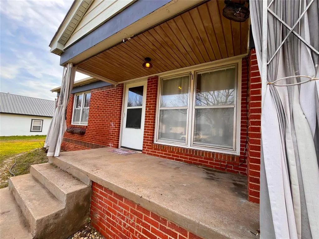 Photo 3 — 110 N Cedar Avenue, Stroud, OK 74079