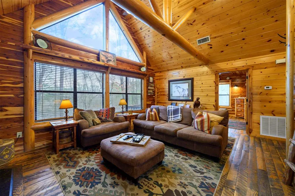 Photo 2 — 1368 Southern Hills Circle, Broken Bow, OK 74728