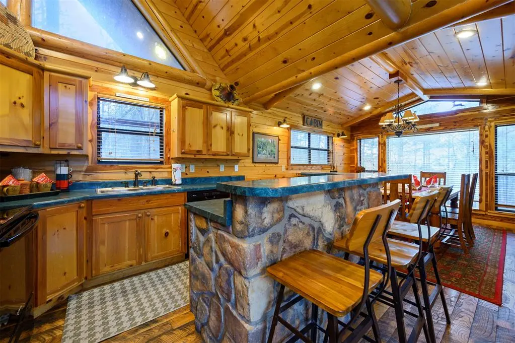 Photo 5 — 1368 Southern Hills Circle, Broken Bow, OK 74728