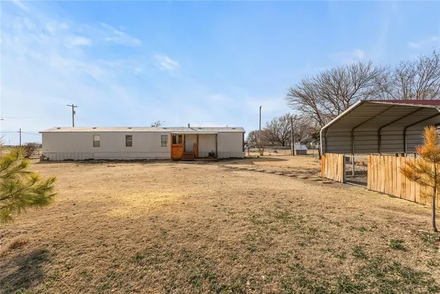 Photo 2 — 413 S 5th Street, Thomas, OK 73669