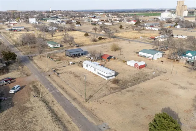 Photo 4 — 413 S 5th Street, Thomas, OK 73669