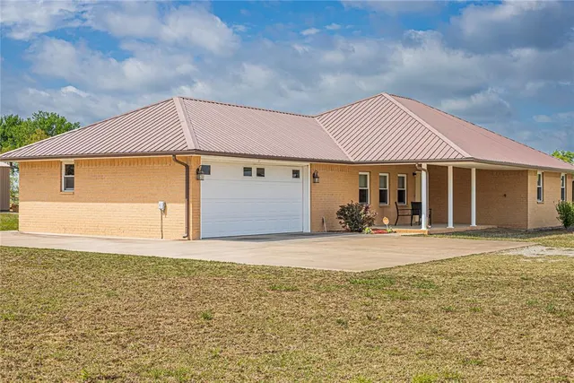 Photo 2 — 1923 W Columbia Street, Okemah, OK 74859