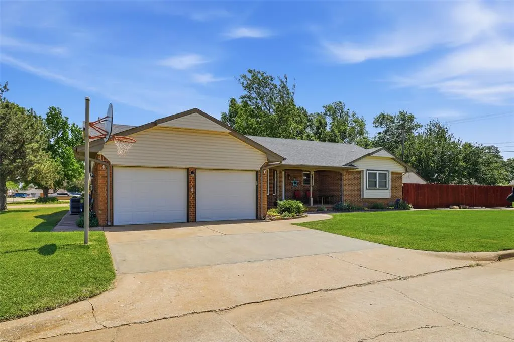 Photo 2 — 1321 S Oak Street, Kingfisher, OK 73750