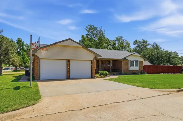 Photo 2 — 1321 S Oak Street, Kingfisher, OK 73750