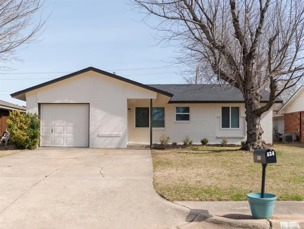 Front exterior — 824 Cedar Crest Drive, Edmond, OK 73003