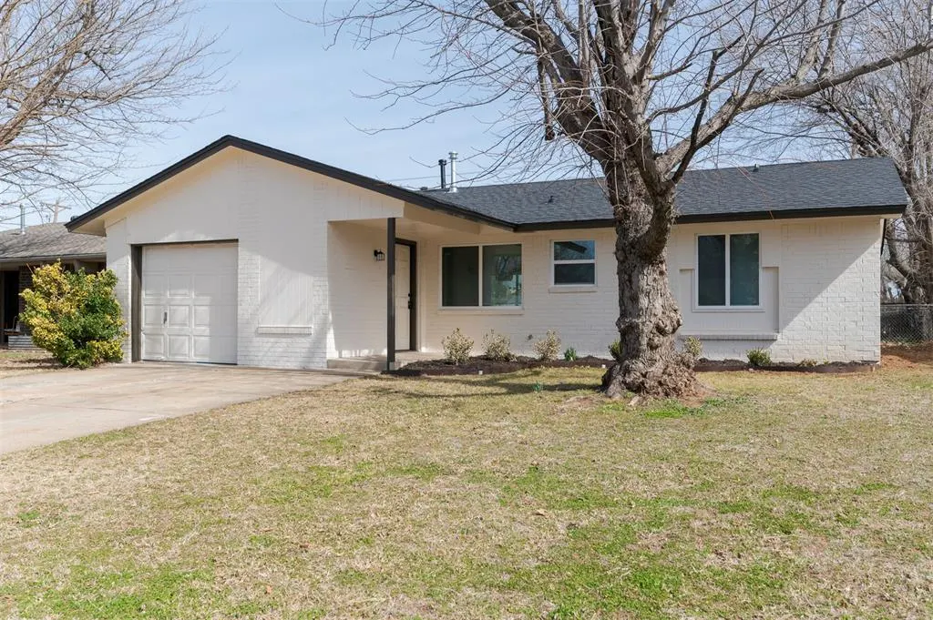 Photo 2 — 824 Cedar Crest Drive, Edmond, OK 73003
