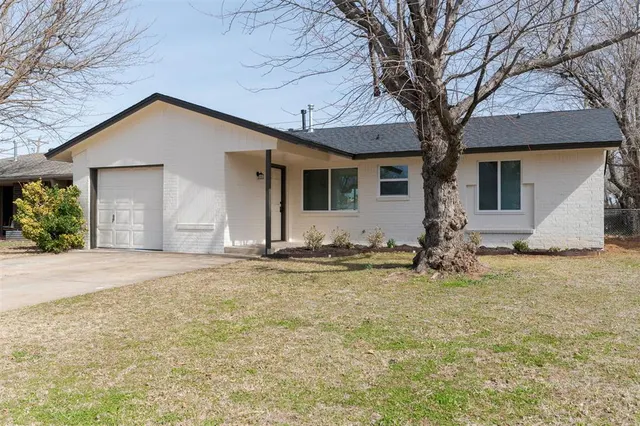 Photo 2 — 824 Cedar Crest Drive, Edmond, OK 73003