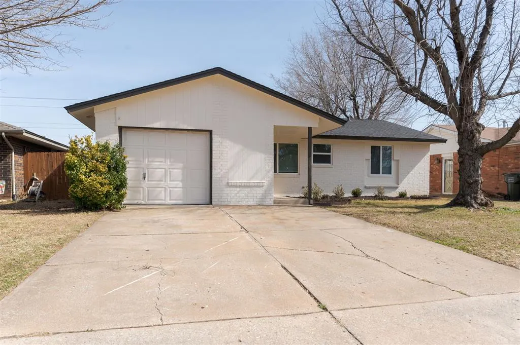 Photo 3 — 824 Cedar Crest Drive, Edmond, OK 73003