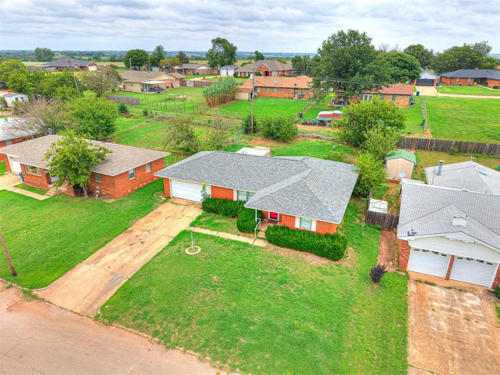 Photo 2 — 1212 Lynnwood Avenue, Lindsay, OK 73052
